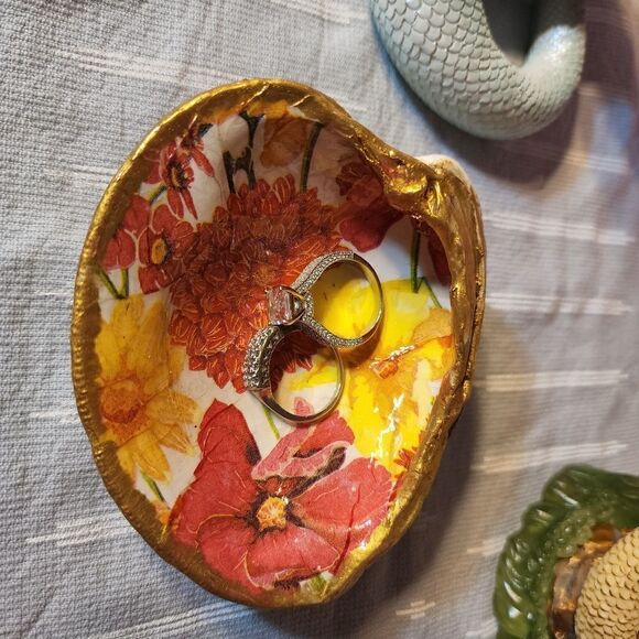 DECOUPAGE CLAM SHELL WITH FLOWERS - Picture 4 of 7